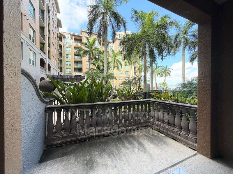 Fort Myers House: 2825 Palm Beach Blvd