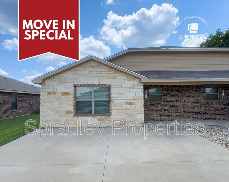 Belton Townhome: 1011 Laila Ln