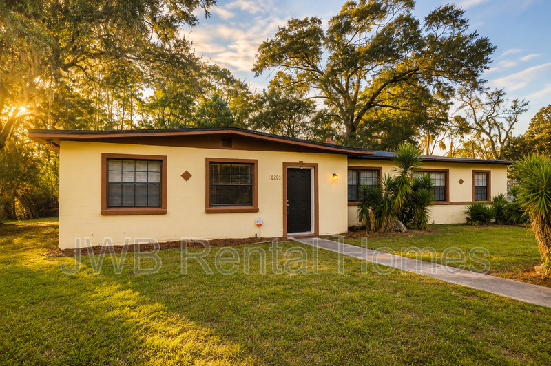 Jacksonville House: 8905 Madison Ave