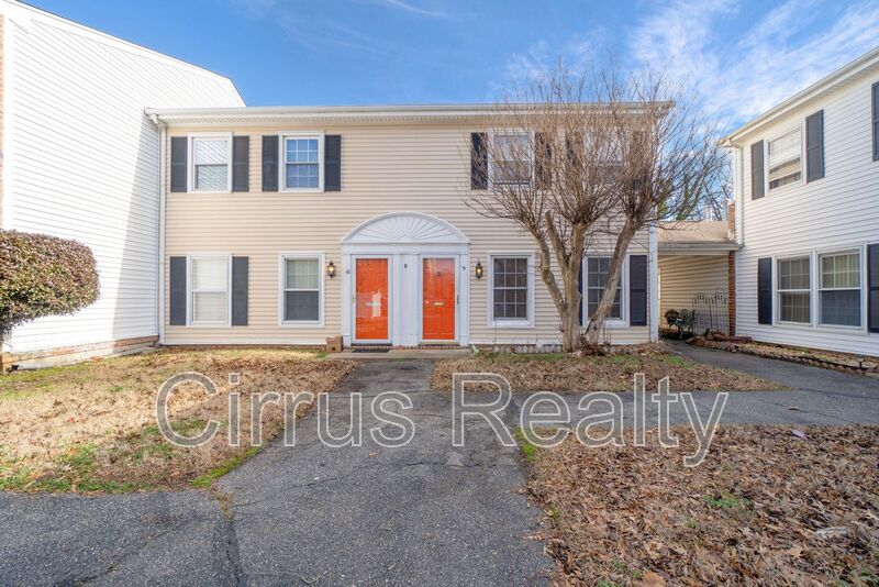 Newport News Townhome: 9 Towne Square Dr