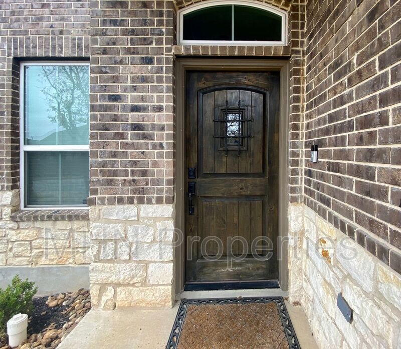 Luxurious 4 bed/3 bath in desirable gated community, Wortham Oaks, in North San Antonio. - Photo 2