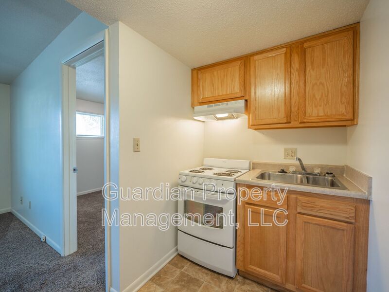 Maryville House: 1121 N College Dr