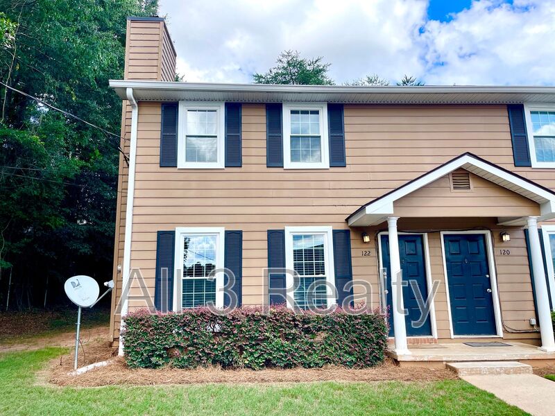 Stockbridge House: 122 Jackson Drive