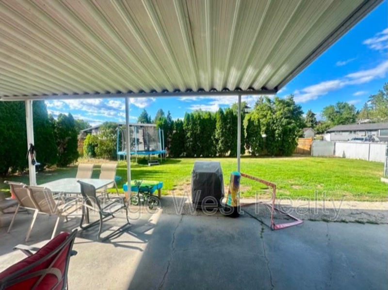Kelowna House: 520-B Hollydell Road