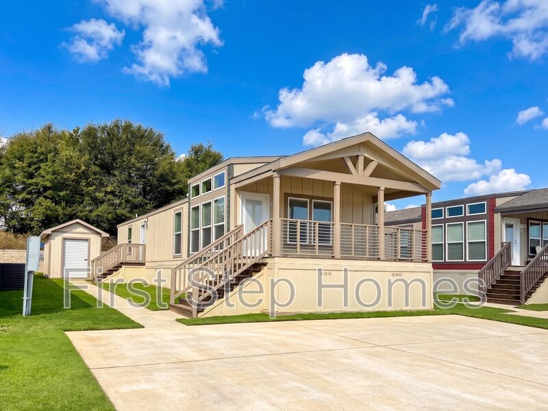 Tyler House: 121 Tres Cruces St