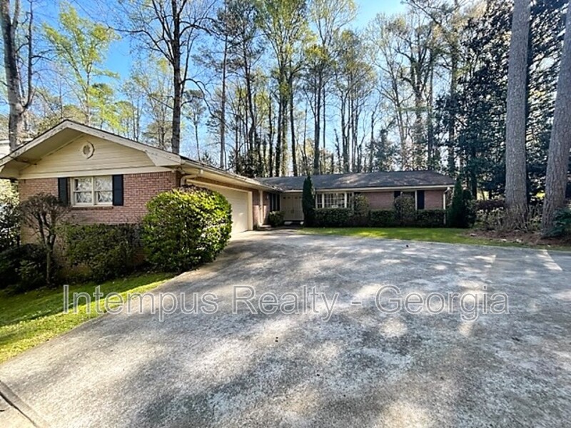 Brookhaven House: 3474 Sunderland Cir NE