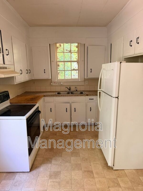 Henderson Condo: 415 E Andrews Ave