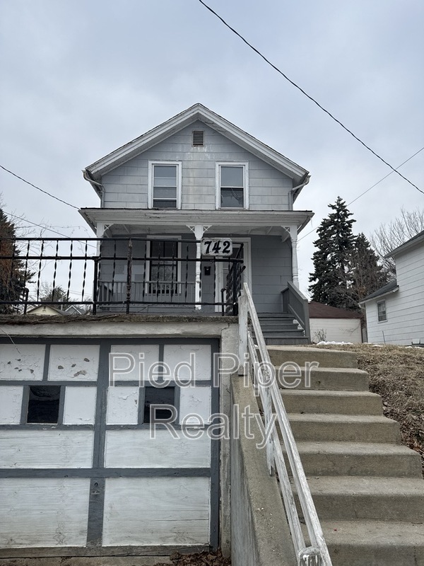 Freeport House: 742 W Homer St