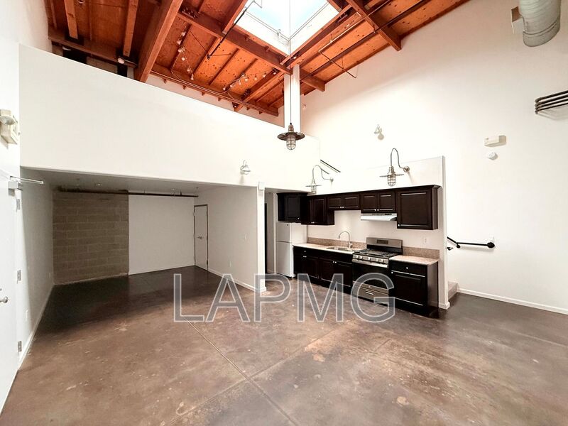 Los Angeles House: 1734 N. Main St.,/ 633 Gibbons Street - 633-120