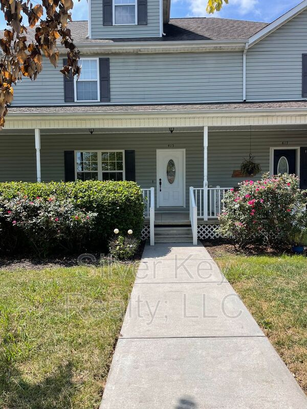 Sweetwater Townhome: 415 Ashbury Circle