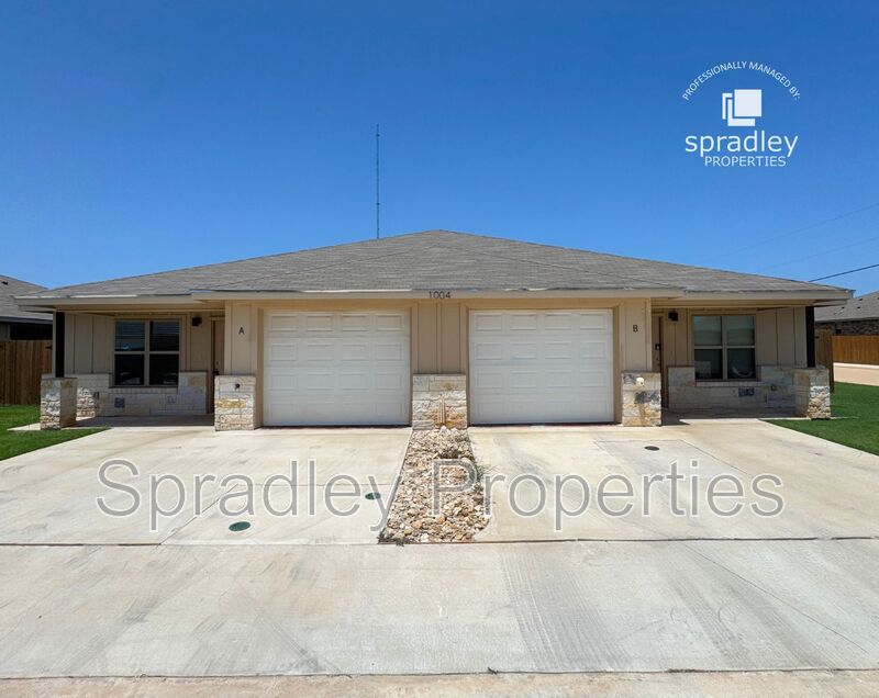 Belton Townhome: 1004A Menard Ct