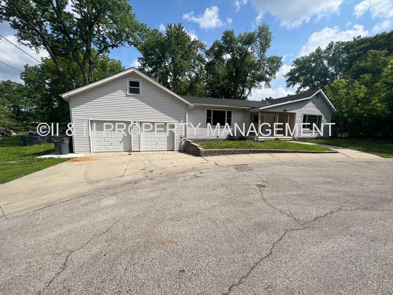 Olathe House: 310 W Poplar