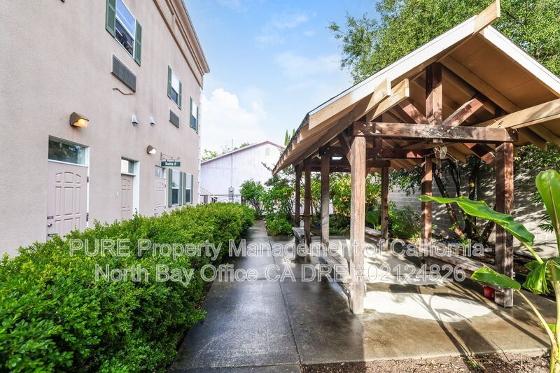 Cloverdale Condo: 154 Railroad Avenue