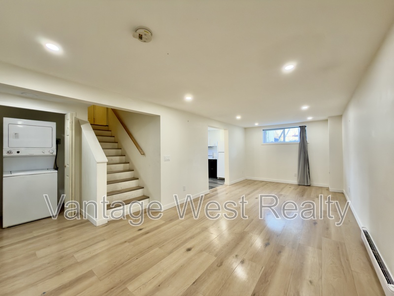 Kelowna House: 2466-B Sexsmith Rd