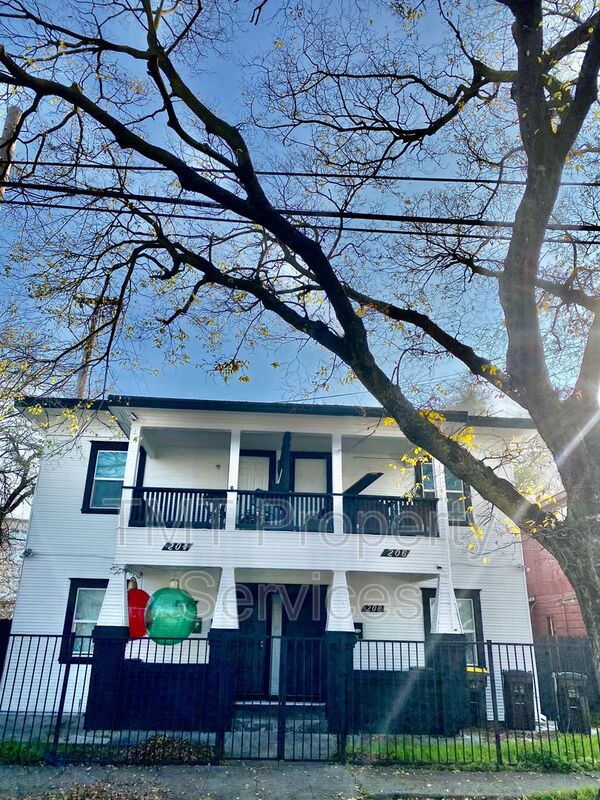 Stockton House: 202-208 W Oak Street