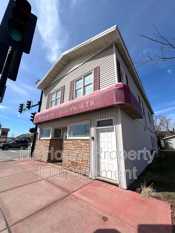 Superior House: 1823 Belknap St