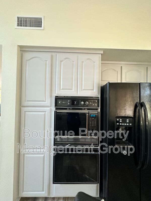 Irvine House: 34 Lakefront