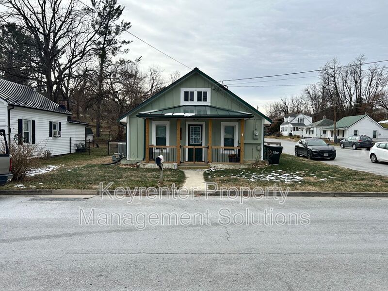 Staunton House: 2312 Poplar St