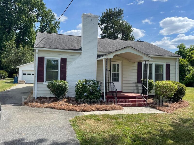 Pleasant Garden House: 1204 Forest Acres Circle