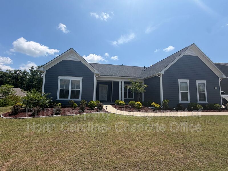 Huntersville House: 13818 Berkley Ave
