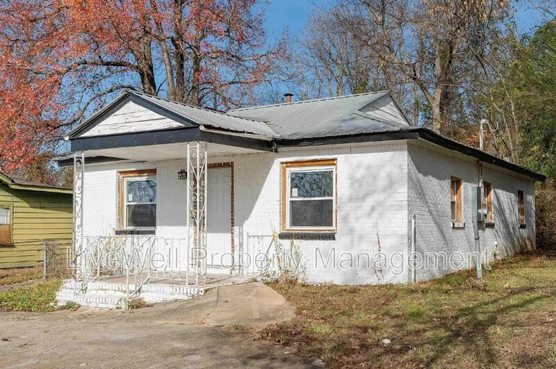 Birmingham House: 224 E Ann Dr SW