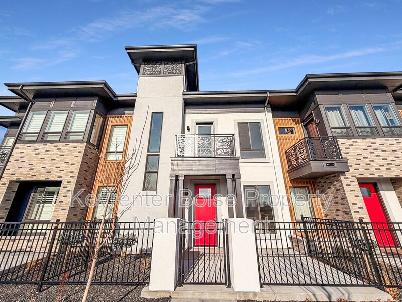 Eagle House: 335 E Lombard Ln