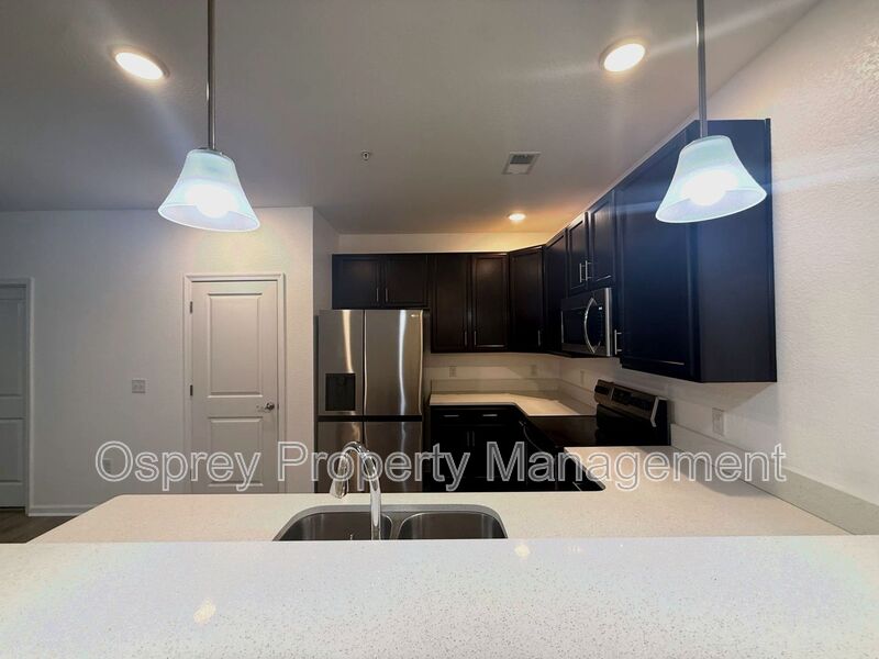 Beautiful New Build Condo – Convenience Meets Comfort - Photo 2