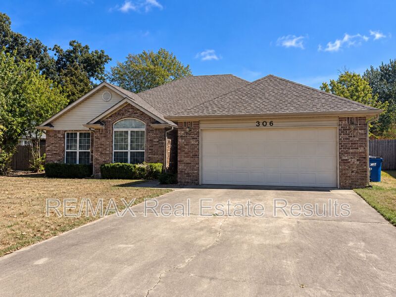Bentonville House: 306 Old Forge Dr