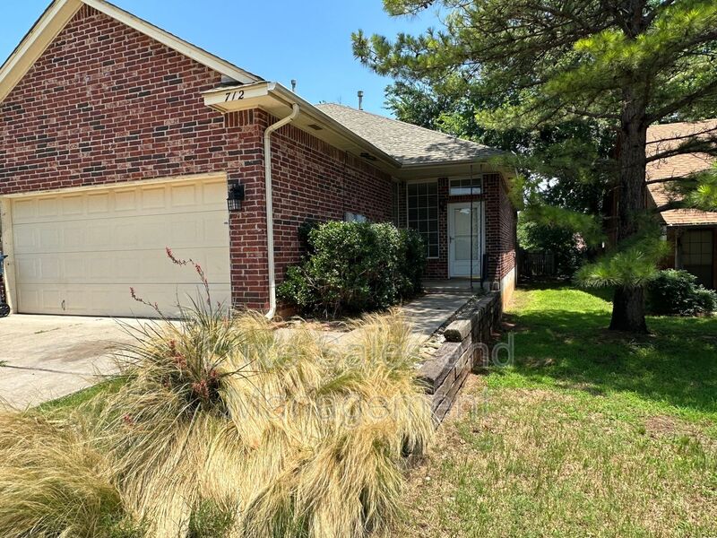 Edmond House: 712 Rockridge Circle