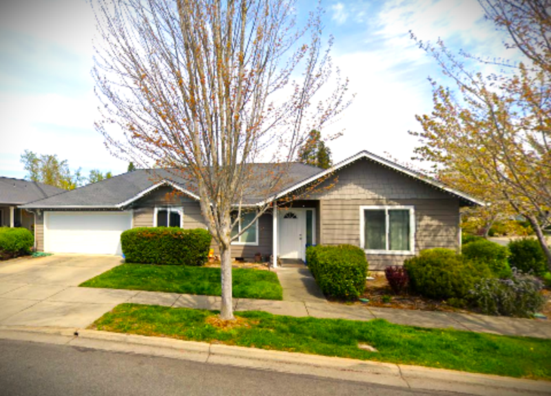 Grants Pass House: 1223 SW Sun Glo Dr