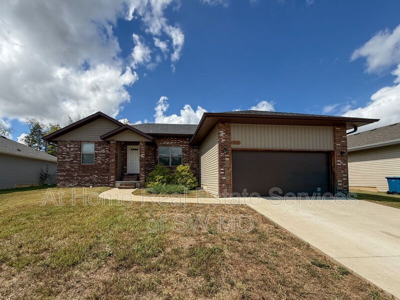Nixa House: 653 Southgate