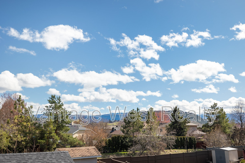 Kelowna House: 1837b Edgehill Ave