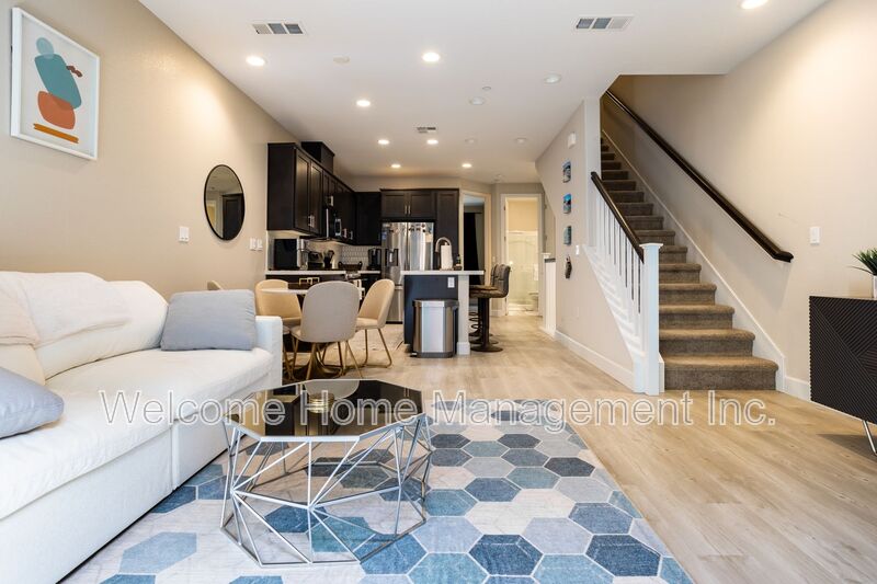 Concord House: 1828 Enclave Place