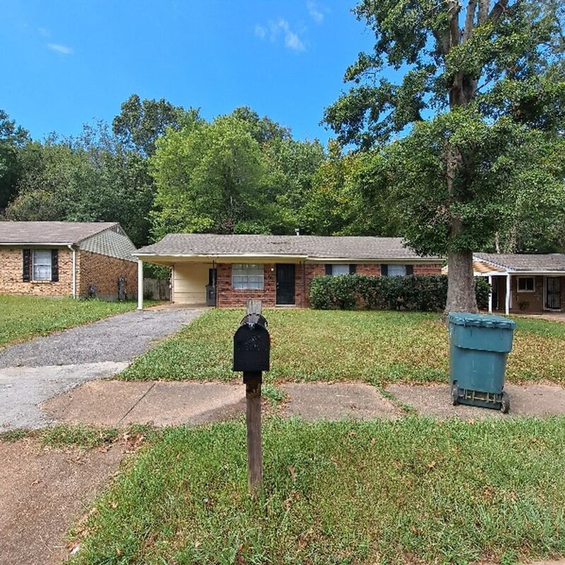 Memphis House: 3286 Sandy Springs Dr