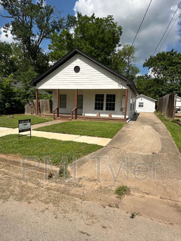 Tyler House: 1115 South Robertson Avenue