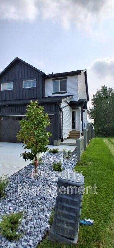 Edmonton House: 8887 Carson Way SW