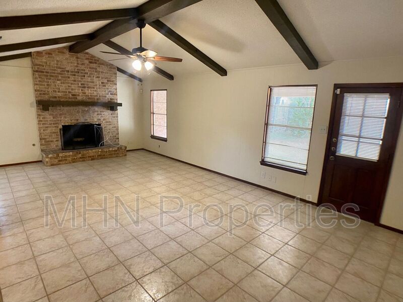 3 bed/2 bath/2 car garage charmer located in the NE with easy access to 410 and I-35 - Photo 6