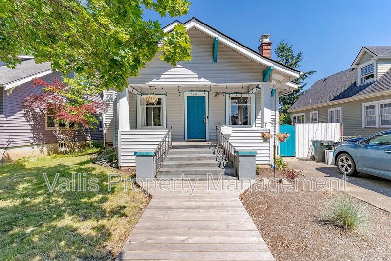 Salem House: 960 5th Street Northeast