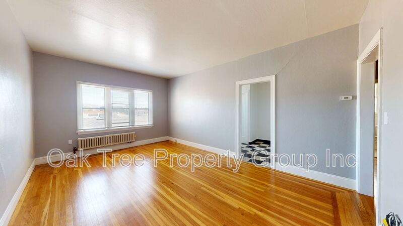 Oakland House: 450 40th St