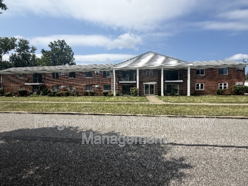 Parma Heights Condo: 6400 Kingsdale Boulevard - 101