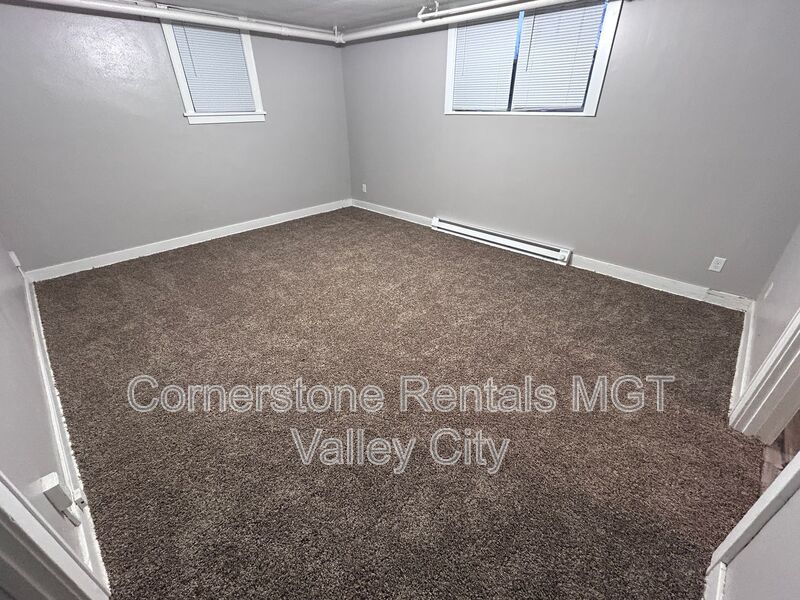 Valley City House: 208 5th Ave SW #3