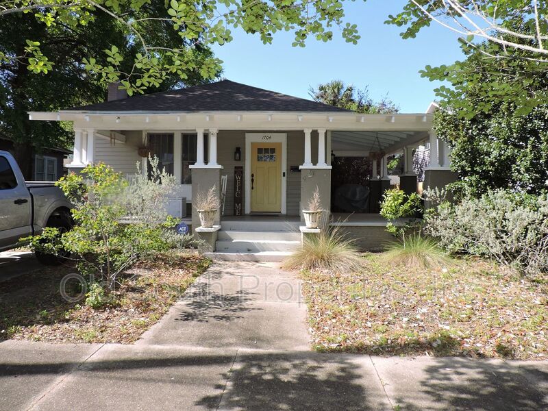 Pensacola House: 1704 E Lee Street