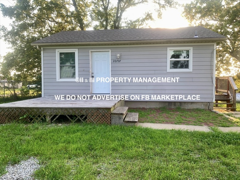 Basehor House: 20707 139th St