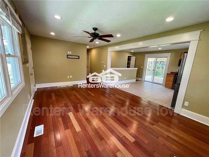 Urbandale House: 5810 Francis Ave