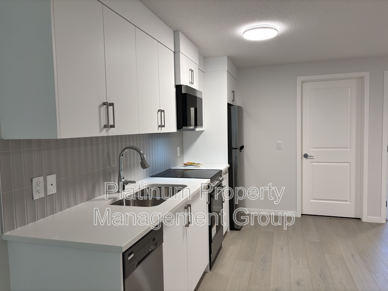 Calgary House: 45 Creekview Manor Southwest