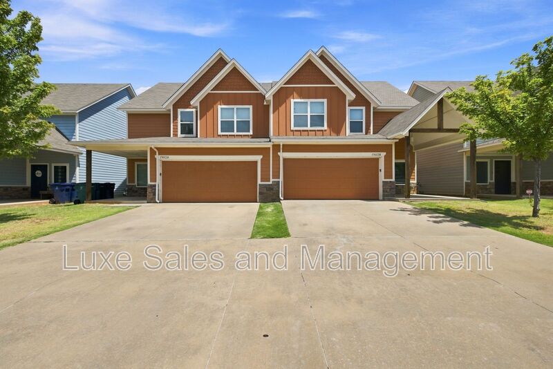 Edmond Condo: 17612 Hampton Park Dr