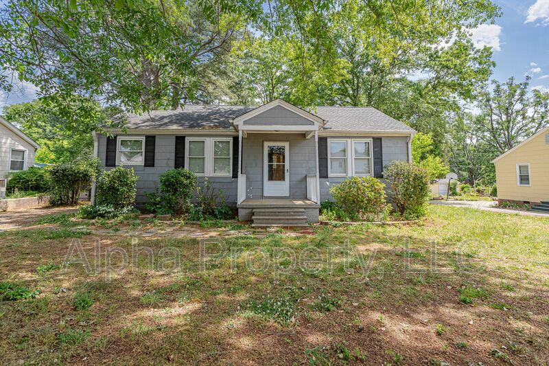 Spartanburg House: 217 Charlesworth Ave