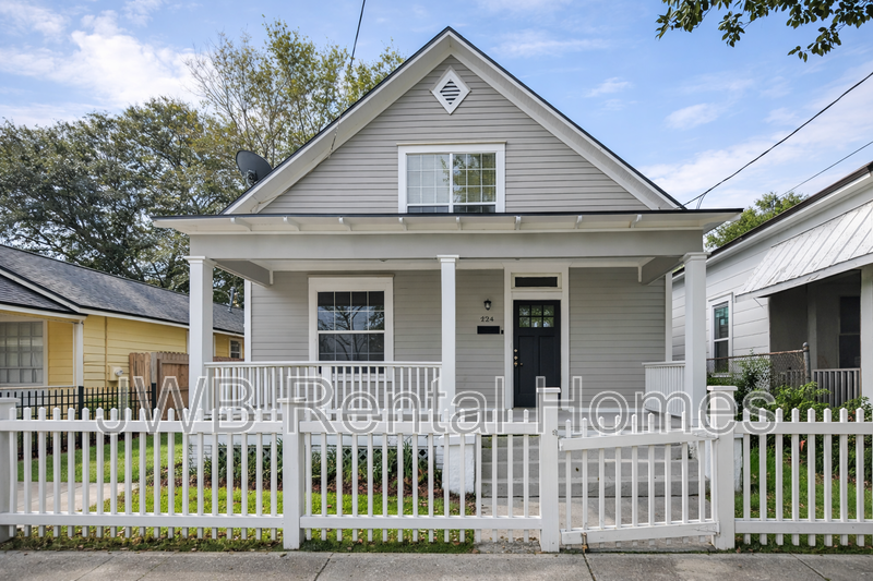 Jacksonville House: 424 Walnut Ct