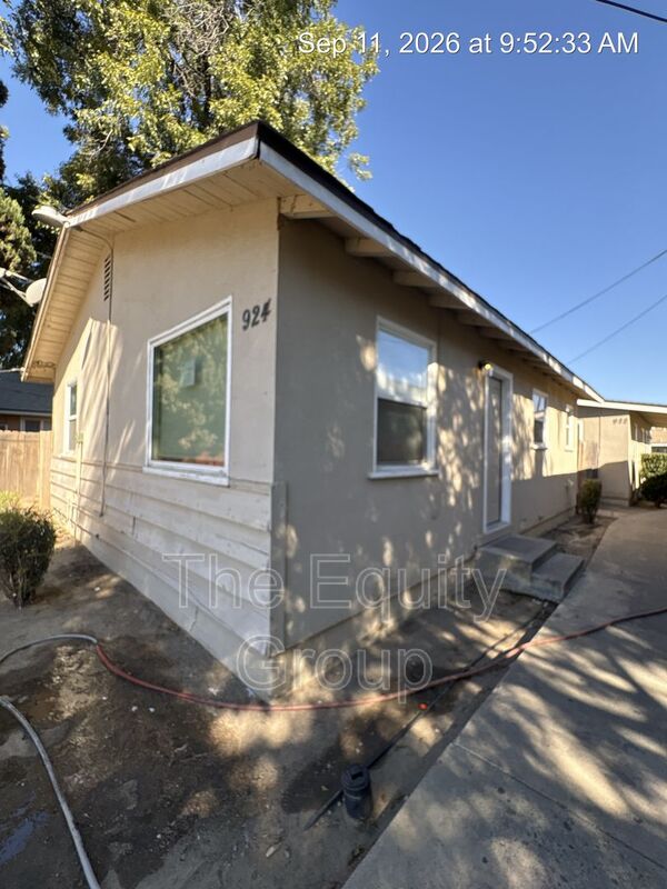 Visalia House: 924 West Goshen Ave