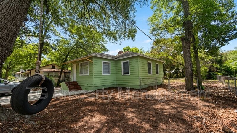 Jacksonville House: 916 W 28th St